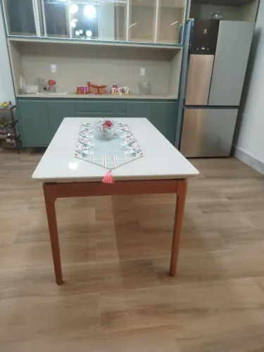 Mesa de Jantar Clássica com Tampo Branco de Vidr