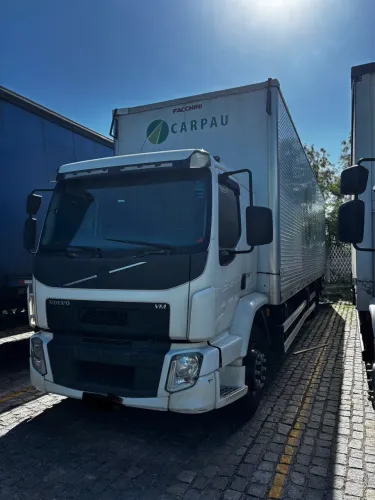 Volvo VM 270 6x2R Baú 2021