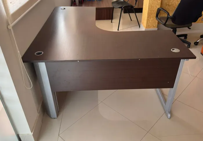 Mesa de escritório em 'L'