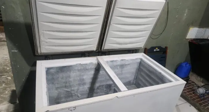Freezer Metal Frio Horizontal Todo original pintura e motor frio ?