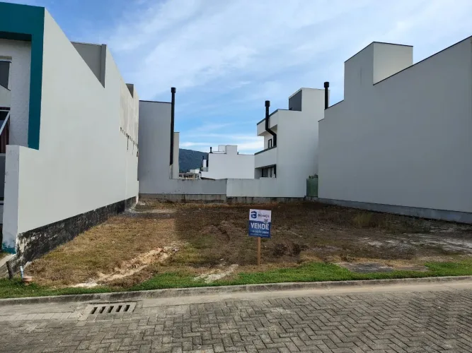 Lote com 150m² no condomínio fechado Costa do Sol - Deltaville