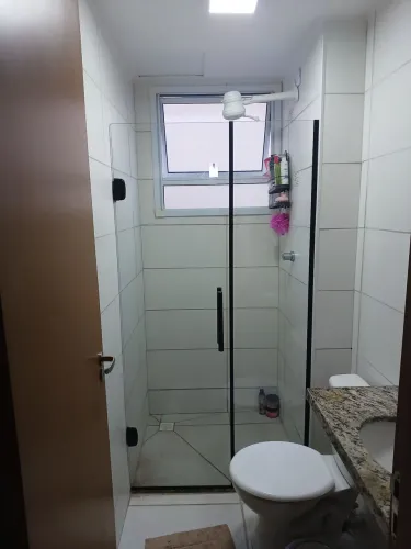 Box para banheiro, espelhos, gabinete para pias, portas sobre trilhos etc 