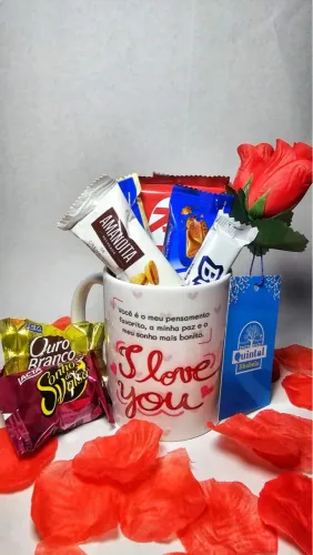 Linda Caneca com Chocolates e Rosa para Presente
