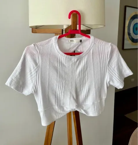 Blusa cropped branca detalhe nó
