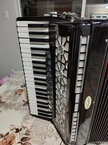 Acordeon Stradella 120 baixos usada, estado de nova
