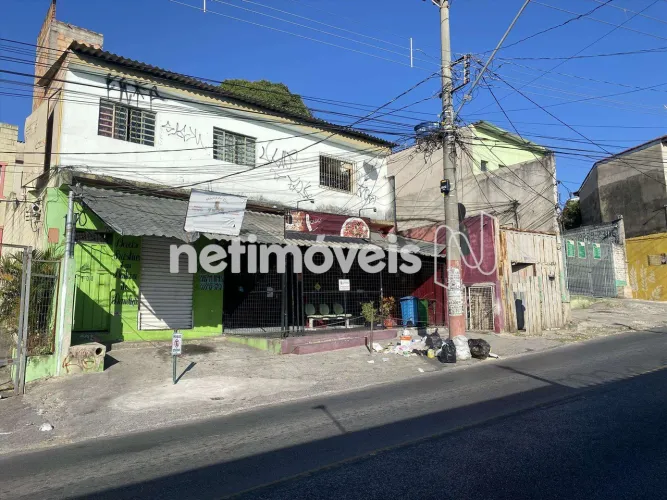Excelente lote com casas e barracões de aluguel no Paraíso.