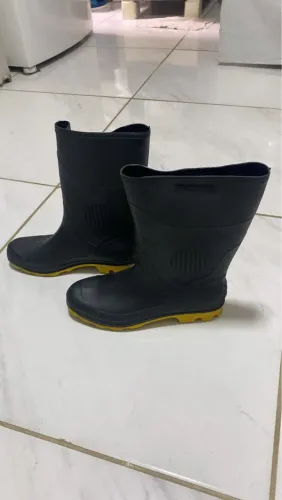 Botas de Borracha Preta com Sola Amarela