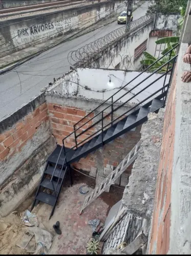 Escada de ferro em L 