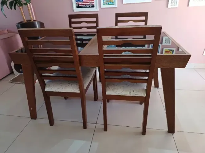Mesa de jantar extensível c/ 4 cadeiras