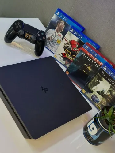 Sony PlayStation 4 Slim 1TB HDD 1 manete 6 jogos mídia física sendo: FIFA 18 Street Fighte