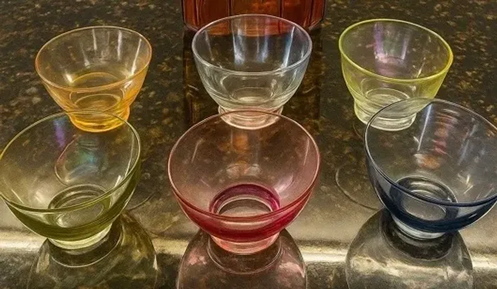 Conjunto de licor vintage século 20 em vidro colorida.