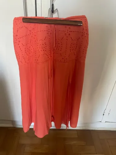 Saia longa coral com renda