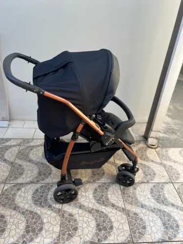Carrinho de Bebê Compacto e Confortável