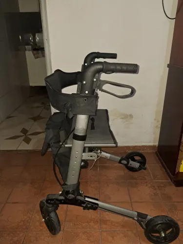 VENDO OU TROCO ANDADOR EM CADEIRA DE RODAS