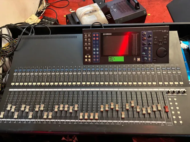 Mesa de som profissional Yamaha LS9 32 canais