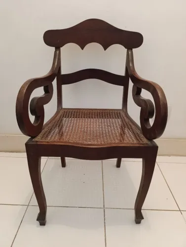 Cadeira em madeira nobre com assento em palhinha