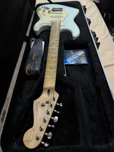 Guitarra Elétrica Squier Stratocaster