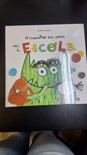 Livro infantil O monstro das cores vai á escola