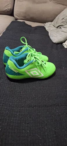 Chuteira Umbro.