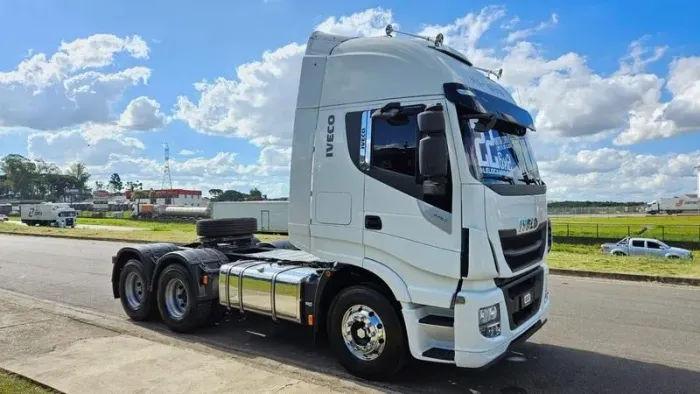 Iveco Hiway 440 6x2 Ano 22 Teto Alto Automático Geladeira 300 mil km ipva 25 pago