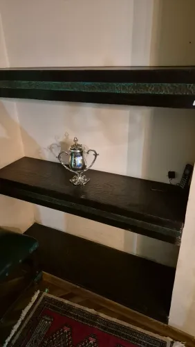 Prateleiras de madeira maciça
