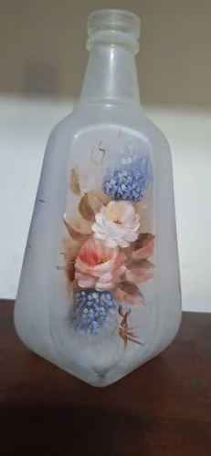 Relíquia Vintage: Garrafa de licor em vidro Fosco Pintada à Mão - Floral Exclusivo
