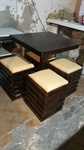Mesa com banquinhos