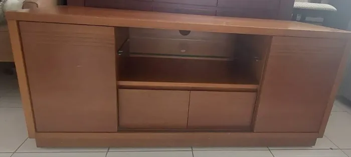 Rack em madeira - portas que correm, gavetas e prateleiras