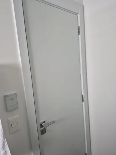 Porta branca 60cm completa com batente, guarnição, e ferragens PADO fechadura e dobradiça