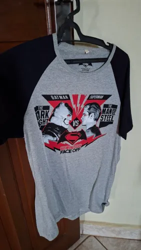 Camiseta batman vs superman, tamanho p, nunca usada