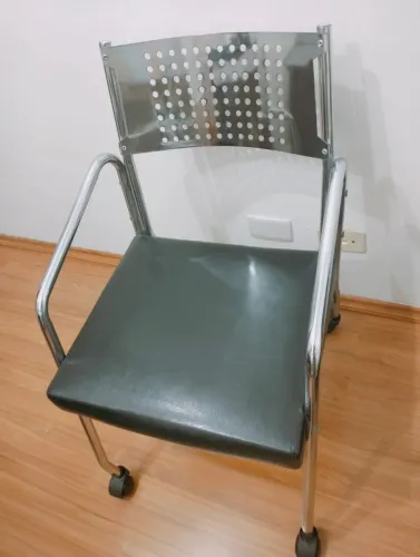 Cadeira de escritorio metalica