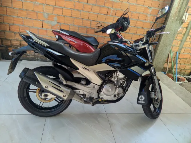 Vendo moto fazer ys 250 ano 2014 moto super conservada...