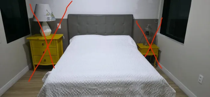 Cama de casal com cabeceira em factor