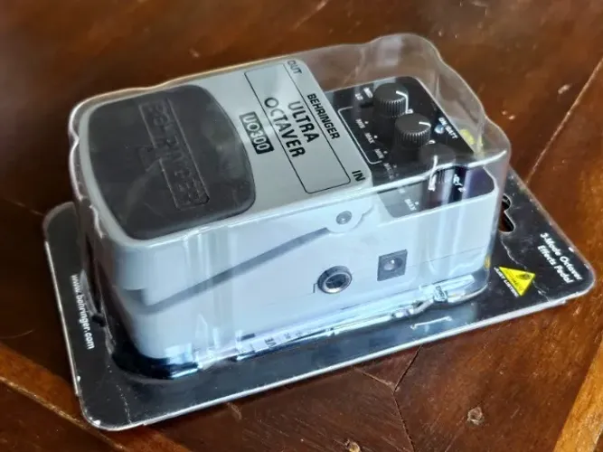 Pedal Ultra Octaver Behringer - Clone do Boss OC-2 Octave