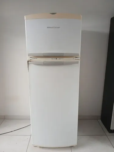 Geladeira, 350 litros, funciona muito bem, possui marcas do tempo.