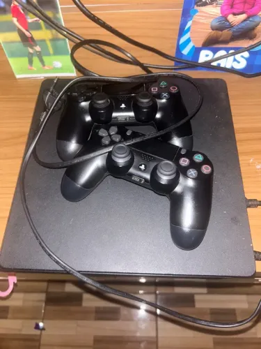 PS4 SLIM 1TB DOIS CONTROLES ORIGINAIS, E MIDIA FÍSICA DO THE LEST OF US REMASTERIZADED
