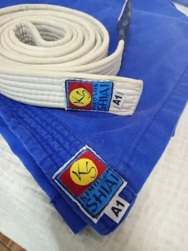 Kimono jiu-jitsu azul com faixa 
