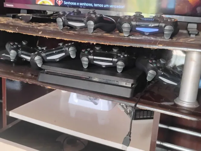 O console tem vários jogos o motivo da venda é que eu estou precisando do dinheiro rápido