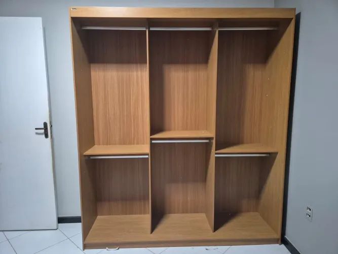 Guarda-Roupa de casal 3 portas de correr com espelho 