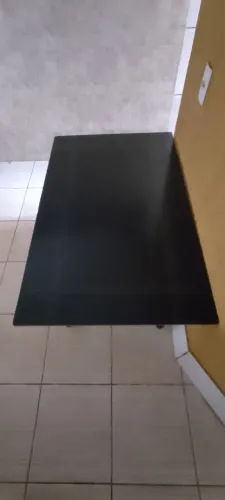 Vendo uma mesa bem conservada quem se interessar é só chamar no WhatsApp *