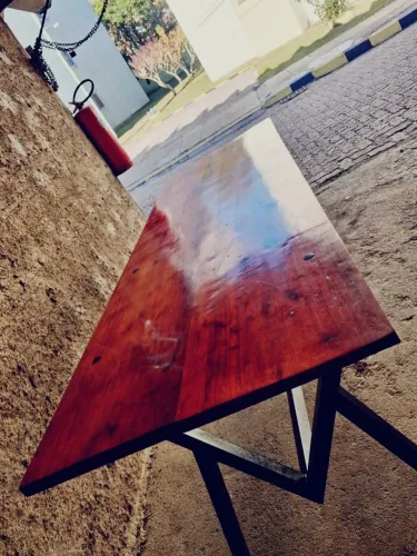 Mesa rústica estilo industrial com tampo de madeira maciça e base de metal.<br><br><br>R$1.700,00