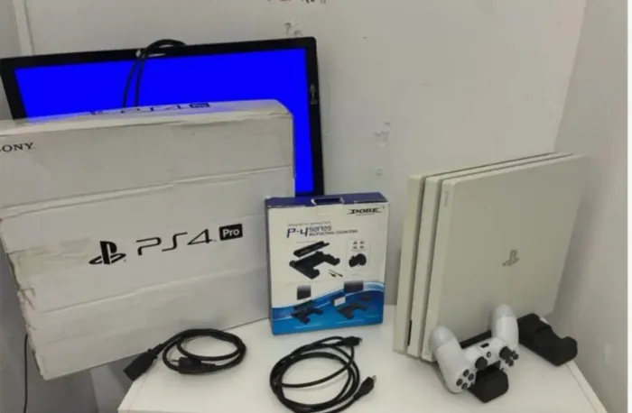 Vende-se PS4 por 4k - Excelente Estado!