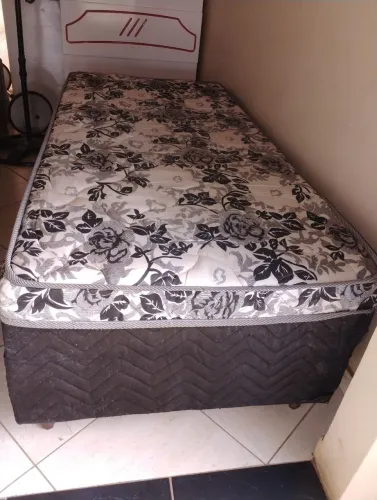 Vendo uma cama Box de solteiro e uma cabeceira bau e um painel 