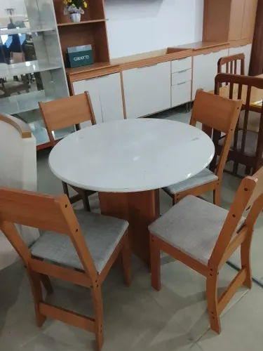 Conjunto de mesa c 4 cadeiras
