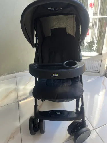 Vendo carrinho de bebê semi novo