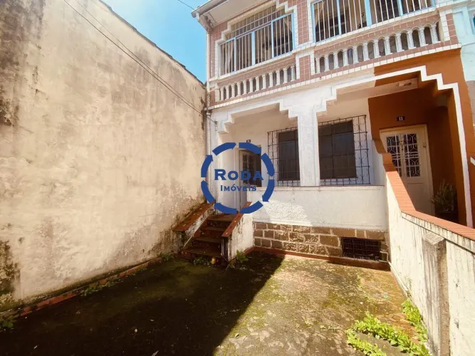 Casa Térrea no Gonzaga, Santos: Ampla, com Quintal e Potencial de Valorização!