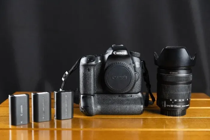 Câmera Cânon 70D + lente 18-135 mmm + bateria original +bolsa 