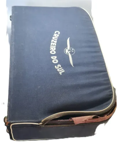 Mala antiga da companhia aérea extinta Cruzeiro do Sul - 50 x 32 x 12 cm. O item apresenta