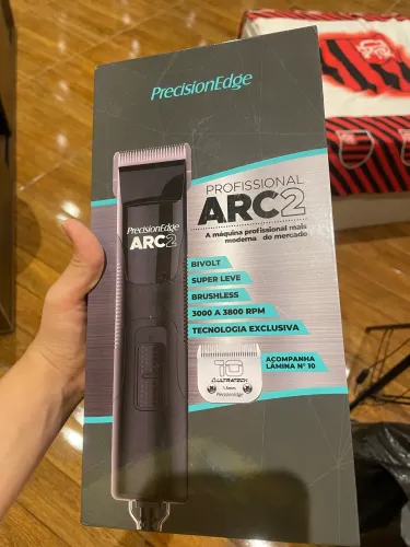 Máquina de Tosa Profissional PrecisionEdge ARC2, bivolt, com fio.