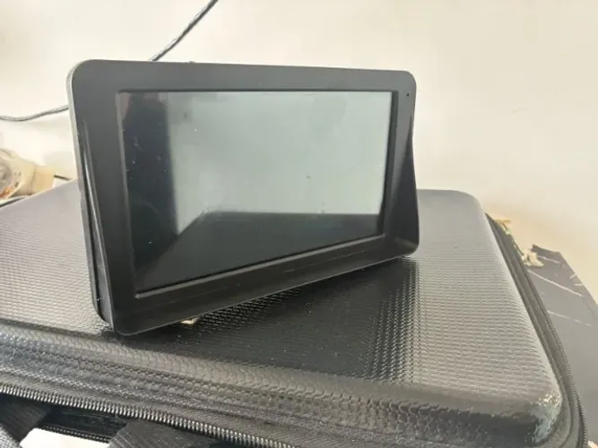 Tela multimídia (UNIVERSAL) para automóveis